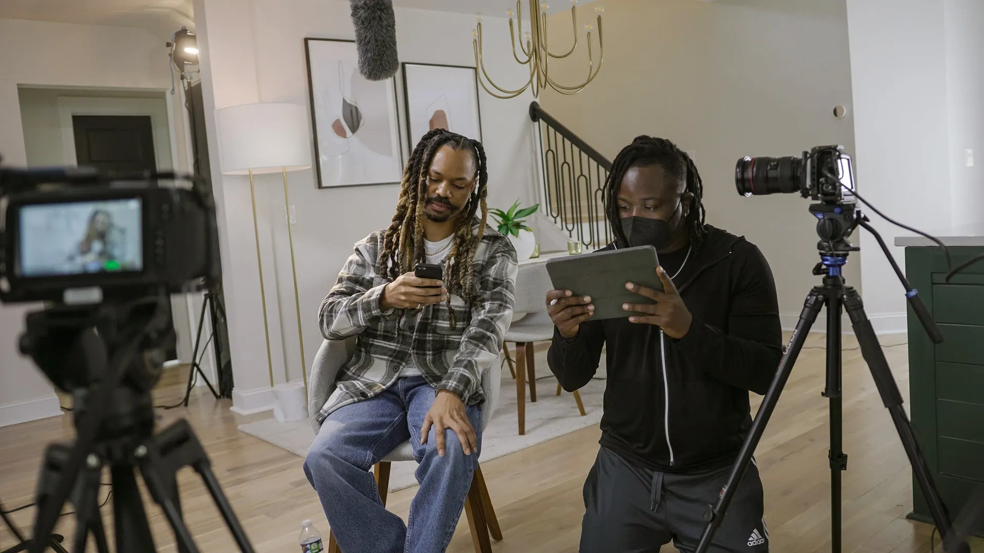 Tournage d’une vidéo en studio, caméra au premier plan